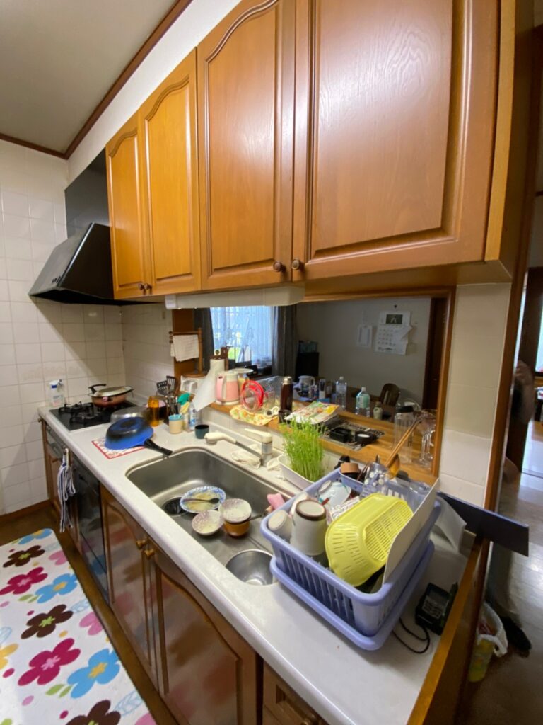 以前のキッチンはシンクも小さく扉も観音だったため、調理用具などすべてを入れるのは難しかったかと思います。